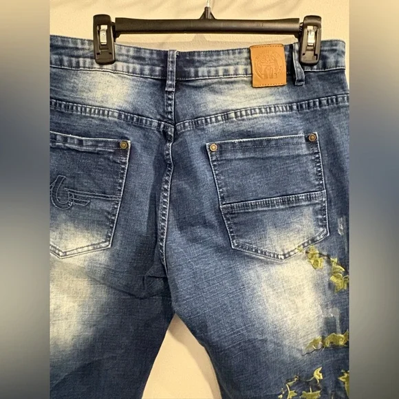 Stylish Blue Jeans with Olive Embroidered Accents - Picture 11 of 16